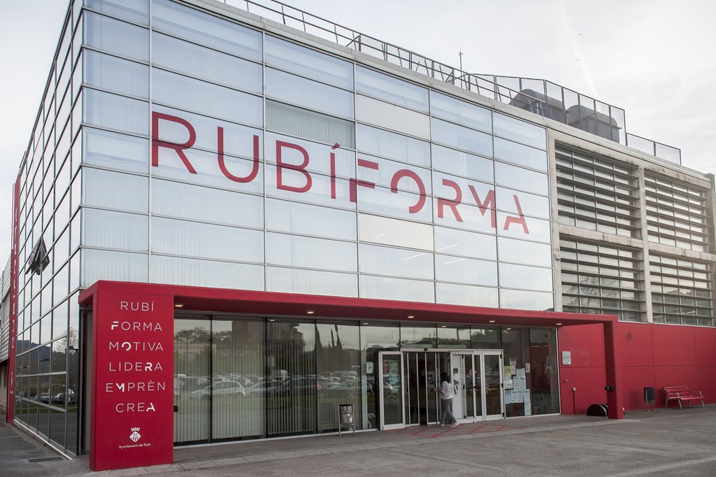 Fachada del edificio Rubí Forma (foto: Ayuntamiento de Rubí - César Font)