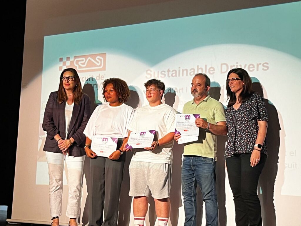 Els alumnes i el director d’edRa recollint el premi (foto: Ajuntament de Rubí - edRa)