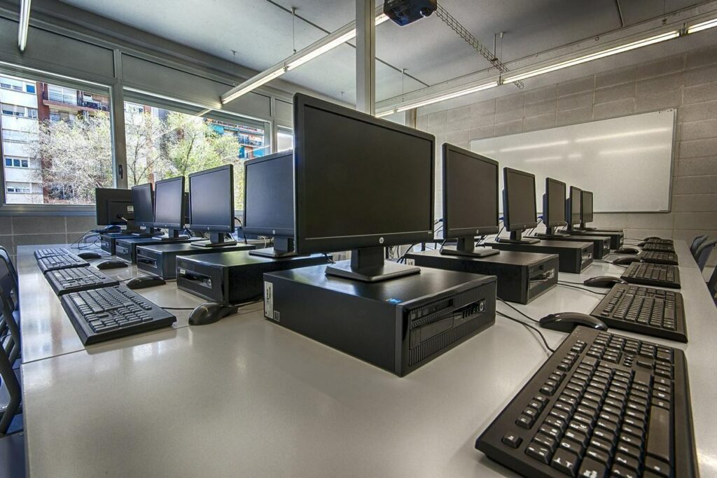 Els tastets permetran adquirir competències digitals bàsiques (foto: Ajuntament de Rubí - Cèsar Font)